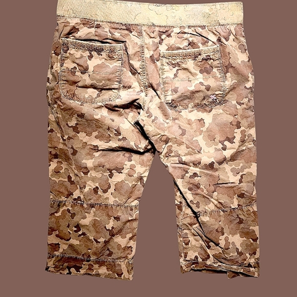 EUC Lucky Brand Camo Cargo Capri Pants - Picture 2 of 7